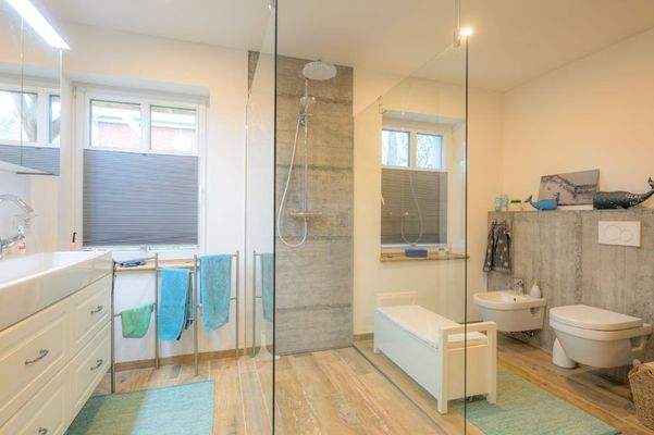 Grosses Wellnessbad, Waschtisch, Bidet, WC.jpg