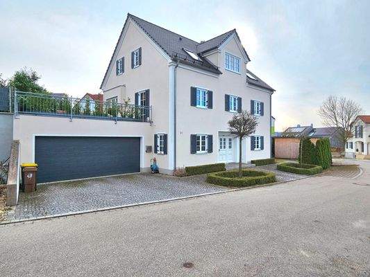 Außenansicht mit Garage