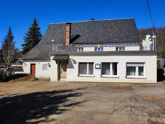 Hausansicht+Parkplatz