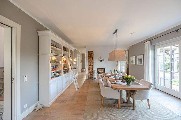 Essbereich vor dem Kamin