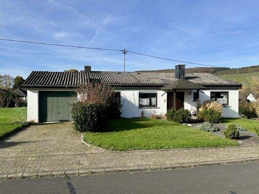 Vorderansicht mit Garage