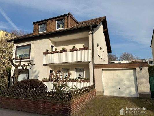 Frontansicht mit Blick auf die zugehörige Garage