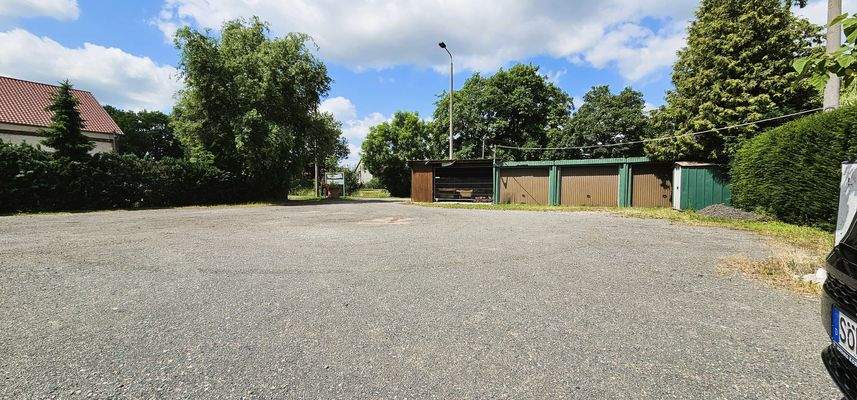 Parkplatz mit Garagen