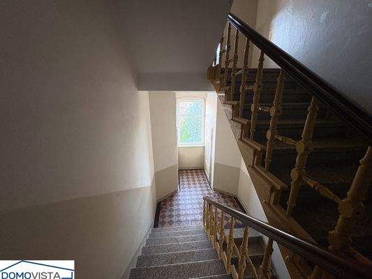 Abstellkammer - halbe Treppe