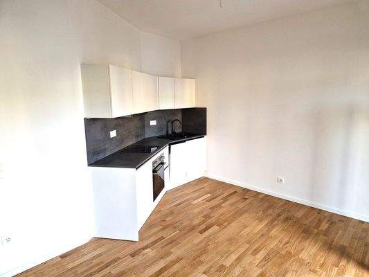 Wohnzimmer mit offener Küche