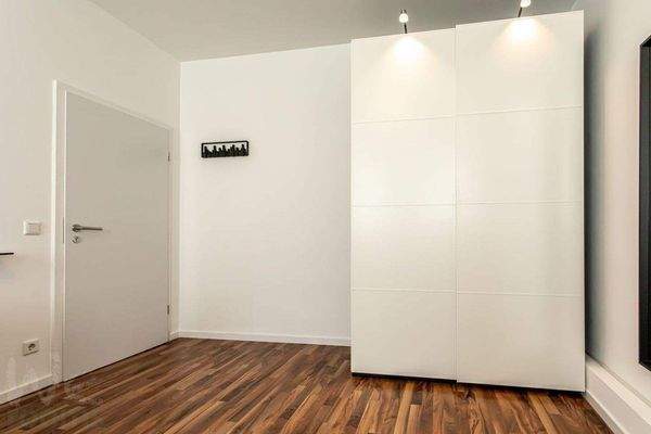 Blick auf Schrank und Zimmereingang