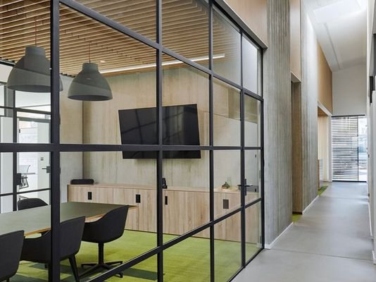 Modernes Büro mit hellem Meetingraum 