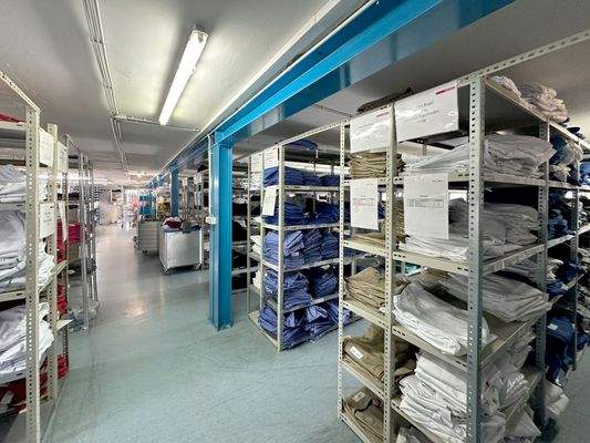 Lagerhalle mit Schwerlastregalen