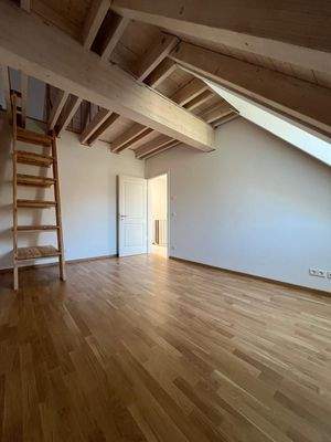 Kinder-/ Arbeitszimmer 2 mit Zugang zum Spitzboden