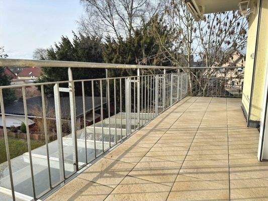 fast 13 m² großer Sonnenbalkon mit Markise