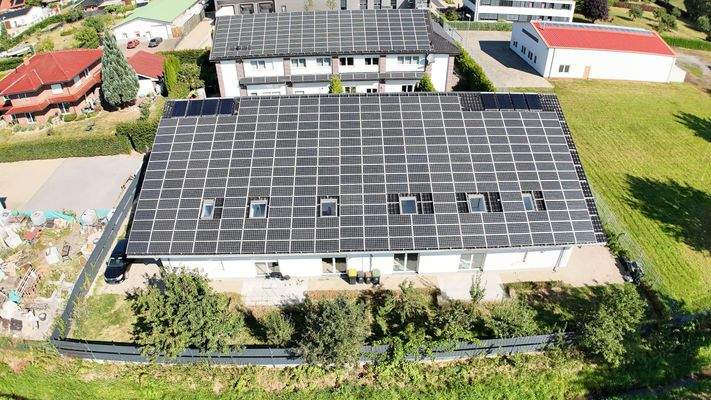 Modernes Wohn- und Geschäftshaus