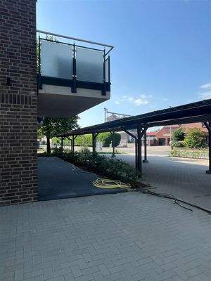 Detail Balkone und Carports mit Wallbox