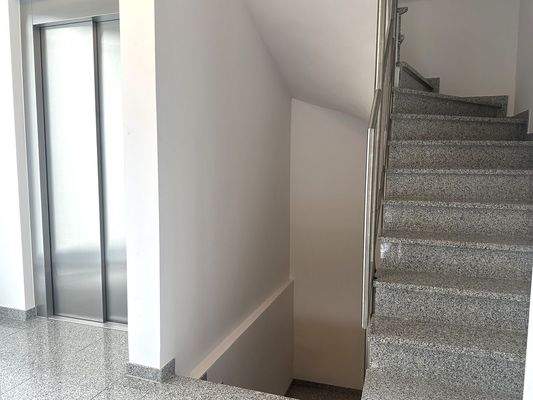 Treppenhaus mit Aufzug