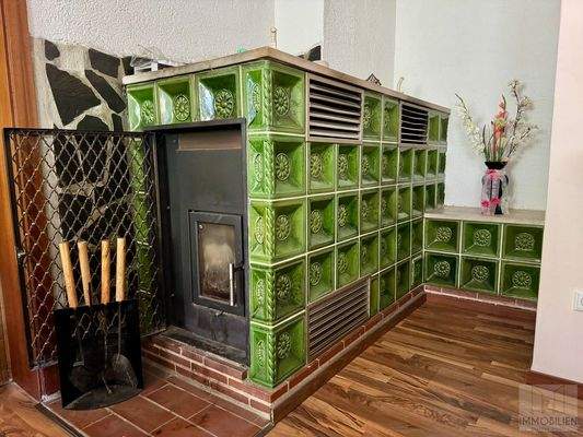 EG: Wohnzimmer Kachelofen