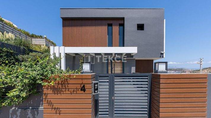 Villa with Pool Close to the Sea in İzmir Çeşme