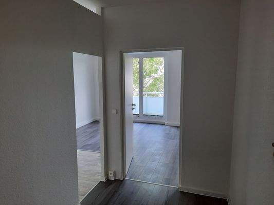 Helle Zimmer mit Balkonblick