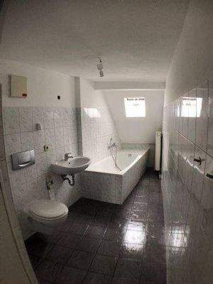 Bad mit Fenster und Wanne/ Dusche Waschm.anschluß