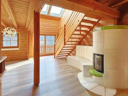 Lichtdurchfluteter Wohn- und Essbereich mit Kamin und Panoramablick ins Grüne