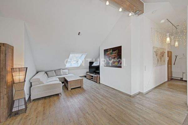 großzügiges Wohn- und Esszimmer mit Zugang zum Balkon