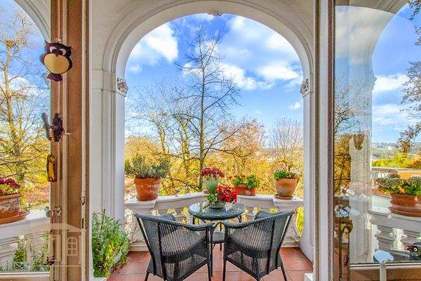 kleiner Balkon im Obergeschoss