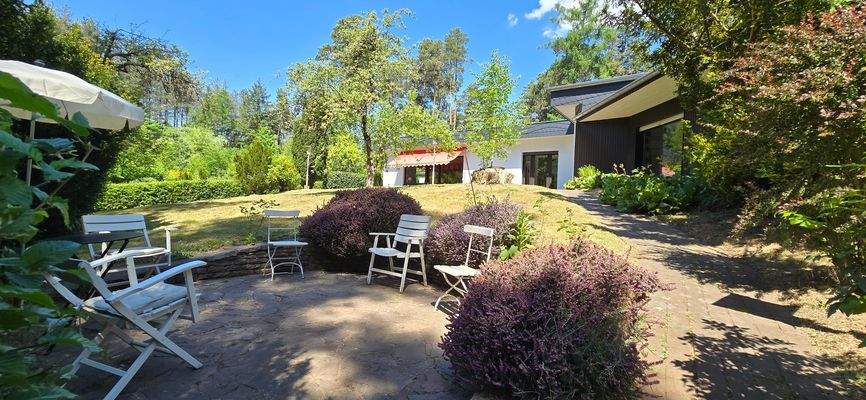 Sitzecke im Garten, Rückansicht