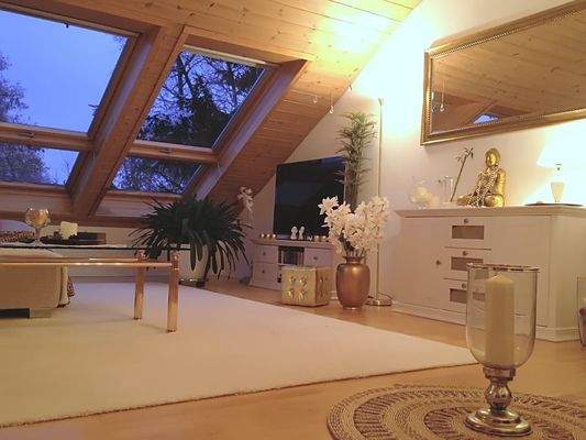 Wohnzimmer mit Einrichtung