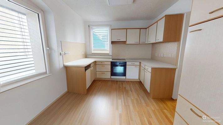 Einbauküche der Wohnung im Ergeschoss mit vorgelagertem Essbereich, offen zum Wohnzimmer hin