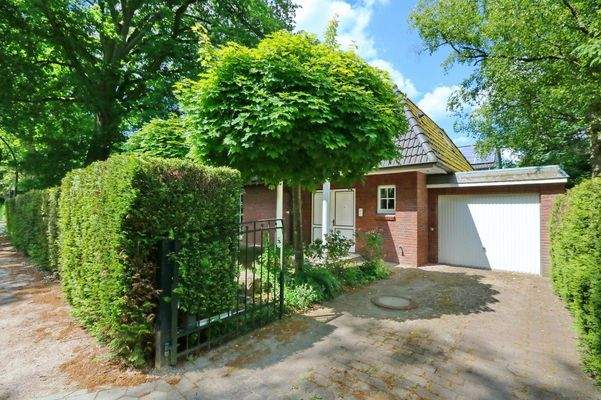 Hausansicht mit Zufahrt