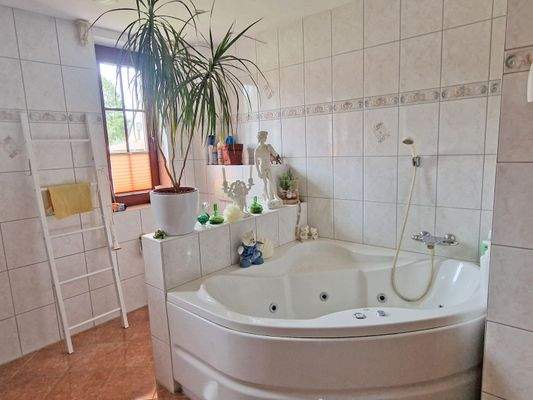 Bad mit Dusche und Wanne