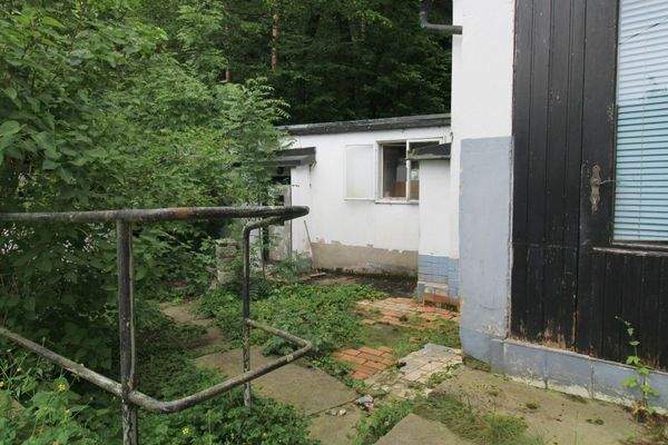 Shuppen zwischen Wochenend-und Gästehaus