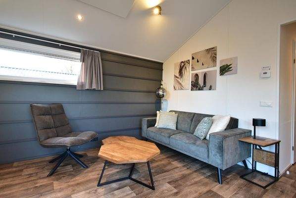 chalet-kaufen-europarcs-kaatsheuvel-wohnzimmer-sitzecke-2025