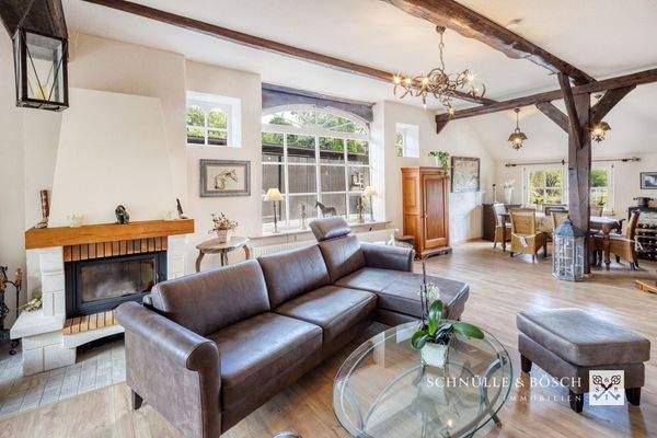 Ein weiterer Kamin und das Esszimmer für die Familie