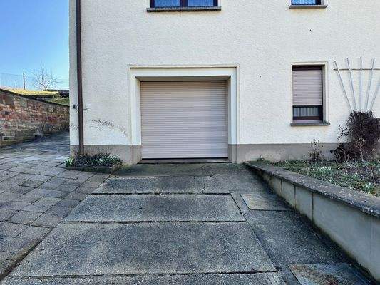 PKW-Stellplatz und Garage (im Haus)