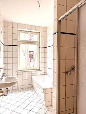 Badezimmer mit Fenster