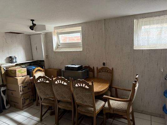 Kellerraum mit Esstisch