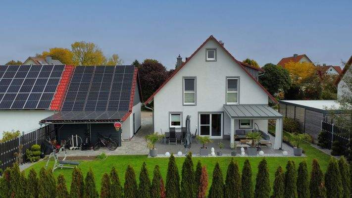 Hausansicht mit Garten