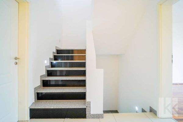 Eine elegante Treppe verbindet die Etagen