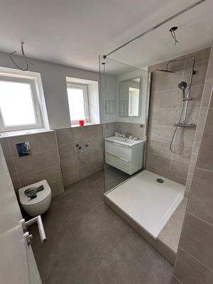 Bad mit Dusche, Fenster 