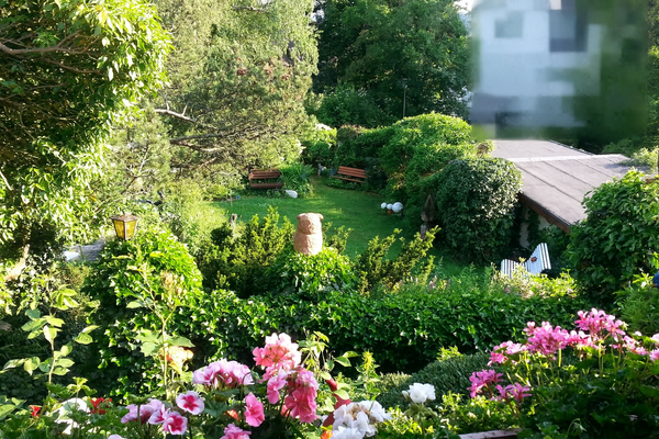 Idyllischer Garten im Sonnenlicht