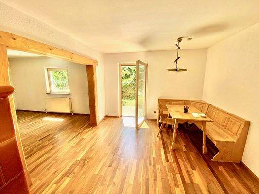 Wohnzimmer mit Tür zum Garten