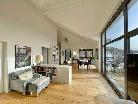 Durch die Raumhöhe und die bodentiefen Fenster besonders attraktiv zu erleben