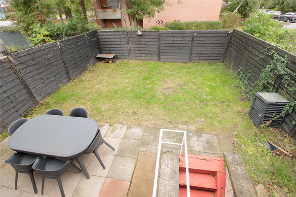 Gartenblick mit Terrasse