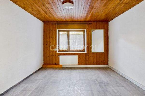 Helles Schlafzimmer mit dekorativer Holzverkleidung