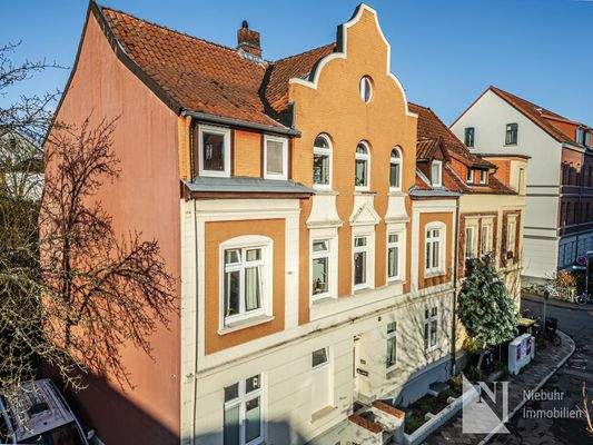 Seitenansicht mit Stellplätzen