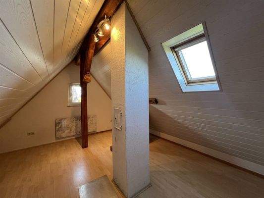 Zimmer mti dekorativen Holzbalken DG