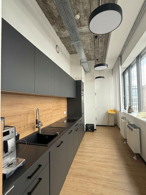 Küche mit Kühlschrank, Microwelle, Herd.png