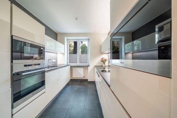 Küche mit hochwertiger EBK