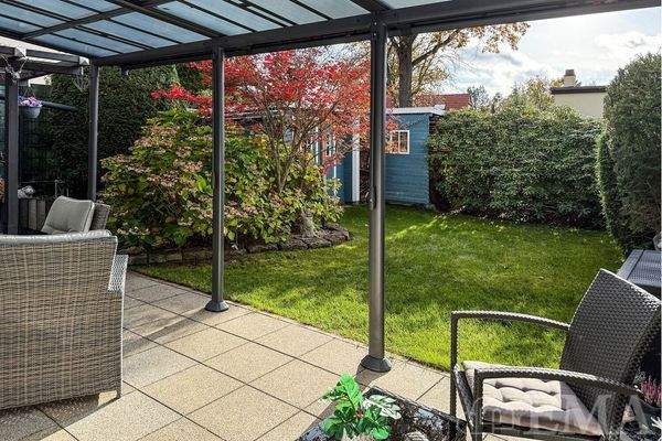 Blick von der Terrasse in den Garten