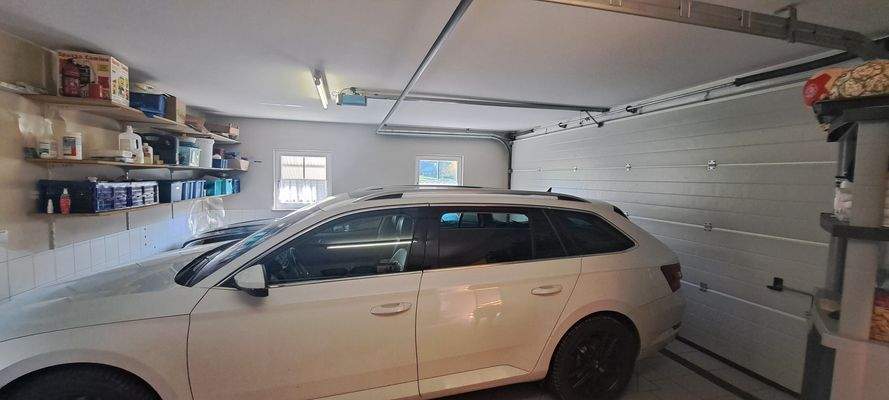 Doppelgarage mit elektrischem Tor