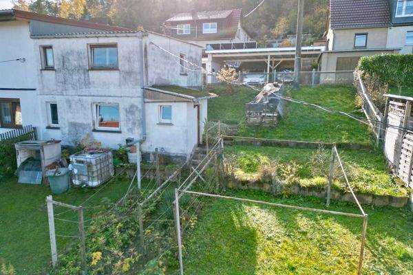 Unterkellerte Garage und oberer Grundstücksteil